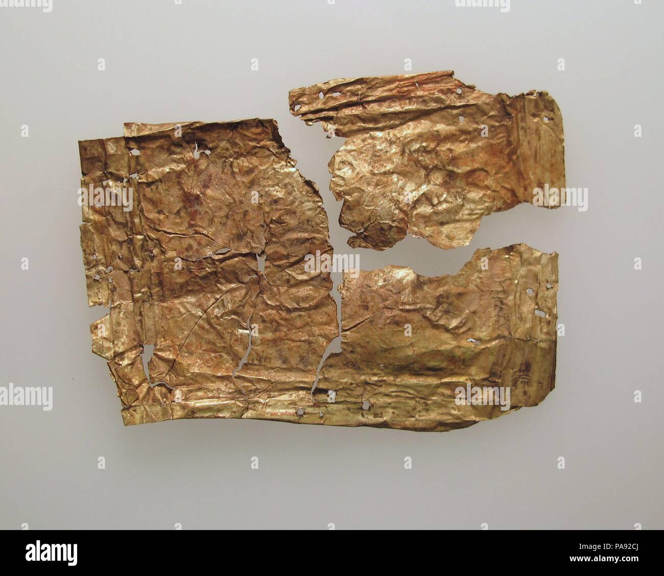 La placca, sottile foglia oro. Cultura: cipriota. Dimensioni: Altri: 1 15/16 x 3 1/8 x 3/16 in. (4,9 x 7,9 x 0,5 cm). Museo: Metropolitan Museum of Art di New York, Stati Uniti d'America. Foto Stock La placca, sottile foglia oro. Cultura: cipriota. Dimensioni: Altri: 1 15/16 x 3 1/8 x 3/16 in. (4,9 x 7,9 x 0,5 cm). Museo: Metropolitan Museum of Art di New York, Stati Uniti d'America. Foto Stock