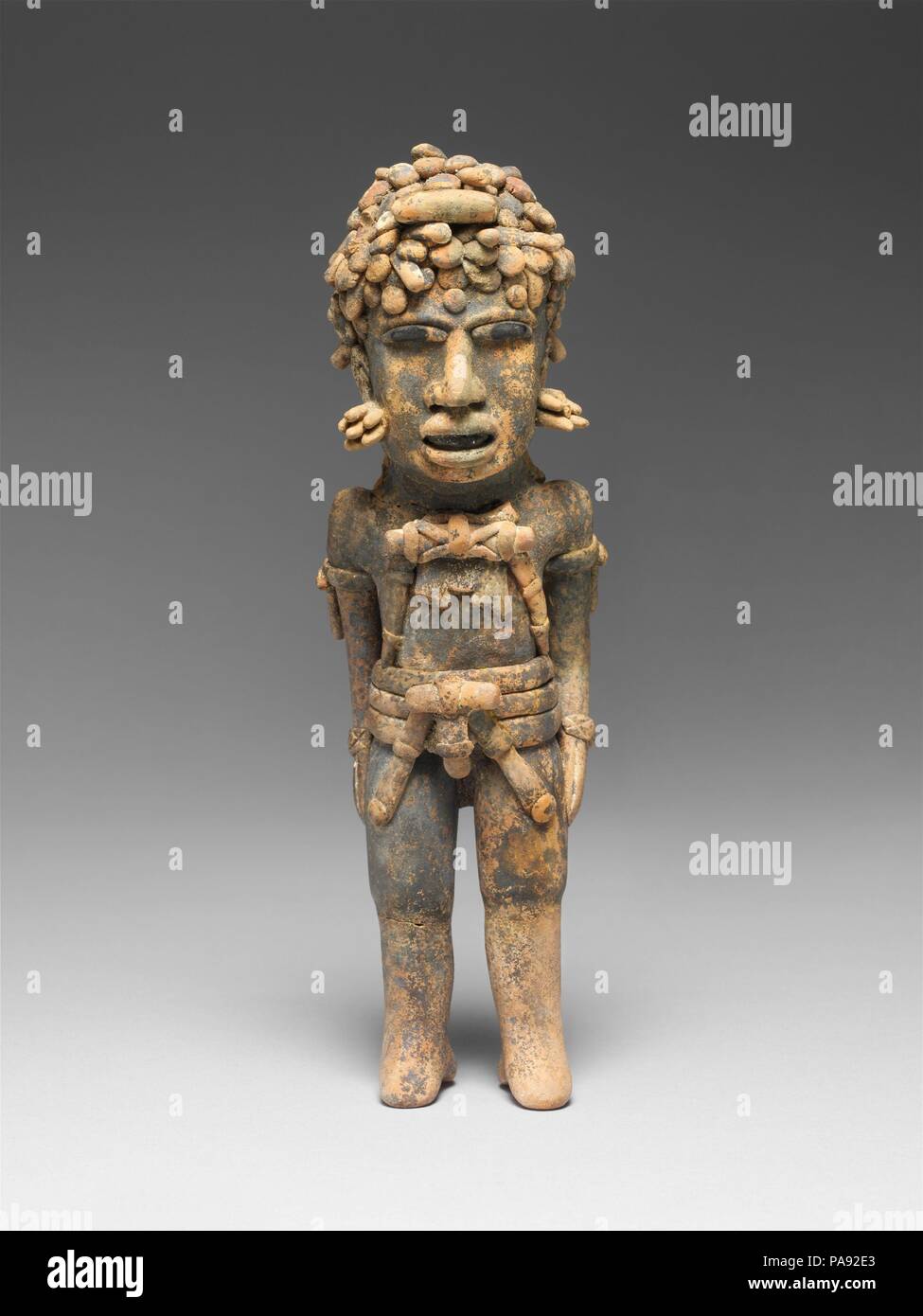 La figura. Cultura: Veracruz. Dimensioni: H. 8 1/2 x W. 2 5/8 x D. 2 1/8 in. (21,6 x 6,7 x 5,4 cm). Data: 7th-10secolo. Il moderno stato di Veracruz si trova lungo il Golfo del Messico, Costa nord di Maya lowlands e est degli altopiani del Messico centrale. Culturalmente variegata e ricca dal punto di vista ambientale, il popolo di Veracruz ha preso parte in dinamico gli interscambi tra le tre regioni che nel corso dei secoli - incluso il commercio, warfare e migrazione. Nel corso di mezzo secolo del primo millennio, artisticamente geniale Veracruzanos creato particolarmente inventivo scultura in ceramica in diverse Foto Stock