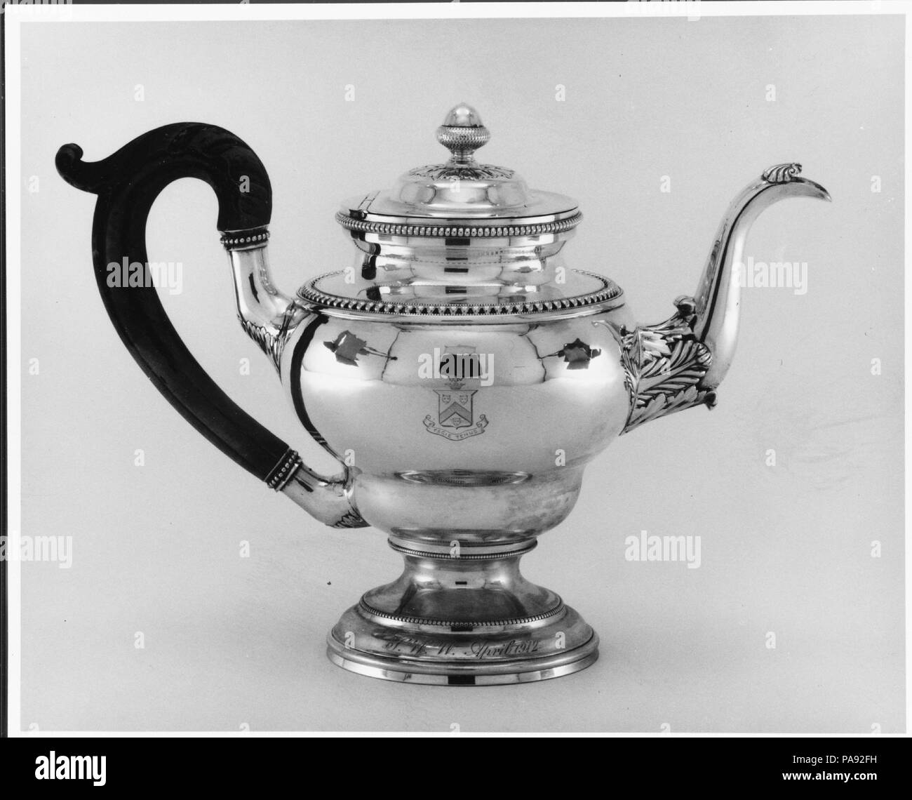 Teiera. Cultura: American. Dimensioni: complessivo: 8 3/8 x 12 x 5 5/8 in. (21,3 x 30,5 x 14,3 cm); 33 oz. 16 dwt. 1050.8 (g) piedi: Diam. 4 1/4 in. (10,8 cm). Maker: Harvey Lewis (ca. 1783-1835). Data: 1827. Museo: Metropolitan Museum of Art di New York, Stati Uniti d'America. Foto Stock