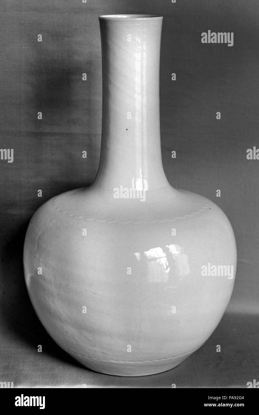 Bottiglia. Cultura: la Cina. Dimensioni: H. 11 1/2 in. (29,2 cm). Museo: Metropolitan Museum of Art di New York, Stati Uniti d'America. Foto Stock