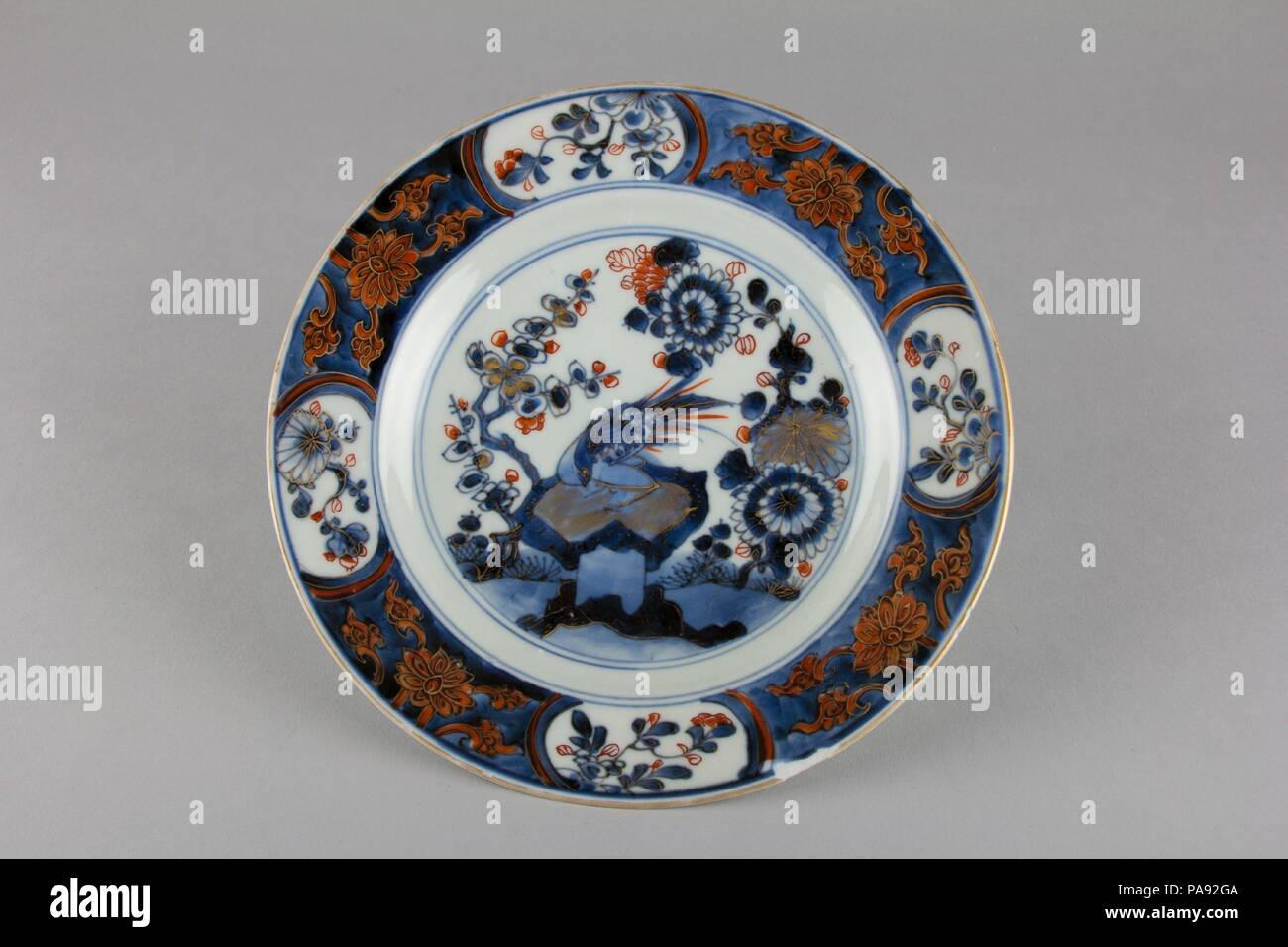Piastra. Cultura: la Cina. Dimensioni: H. 1 1/4 in. (3.2 cm); Diam. 8 5/8 in. (21,9 cm). Data: XVIII secolo. Museo: Metropolitan Museum of Art di New York, Stati Uniti d'America. Foto Stock