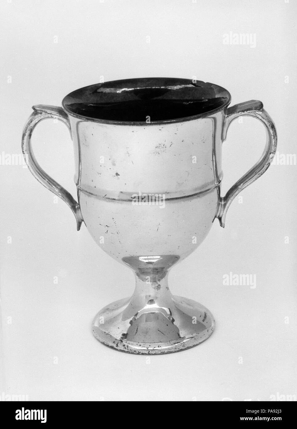 Cup. Cultura: British. Dimensioni: H. 5 1/4 in. (13,3 cm); Diam. 3 1/2 in. (8.9 cm). Data: 1800-1830. Museo: Metropolitan Museum of Art di New York, Stati Uniti d'America. Foto Stock