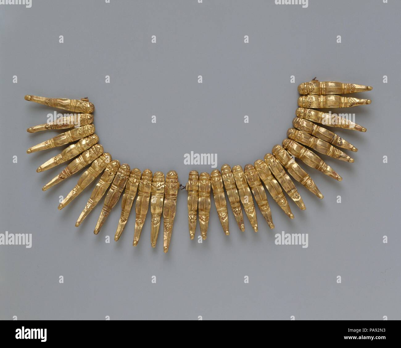 Due set di collana perle in forma di insetti stilizzati. Cultura: Indonesia (Java). Dimensioni: sezione destra: L. 3 1/2 in. (8.9 cm) sezione sinistra: L. 4 1/2 in. (11,4 cm). Data: 8th-inizio del X secolo. Museo: Metropolitan Museum of Art di New York, Stati Uniti d'America. Foto Stock