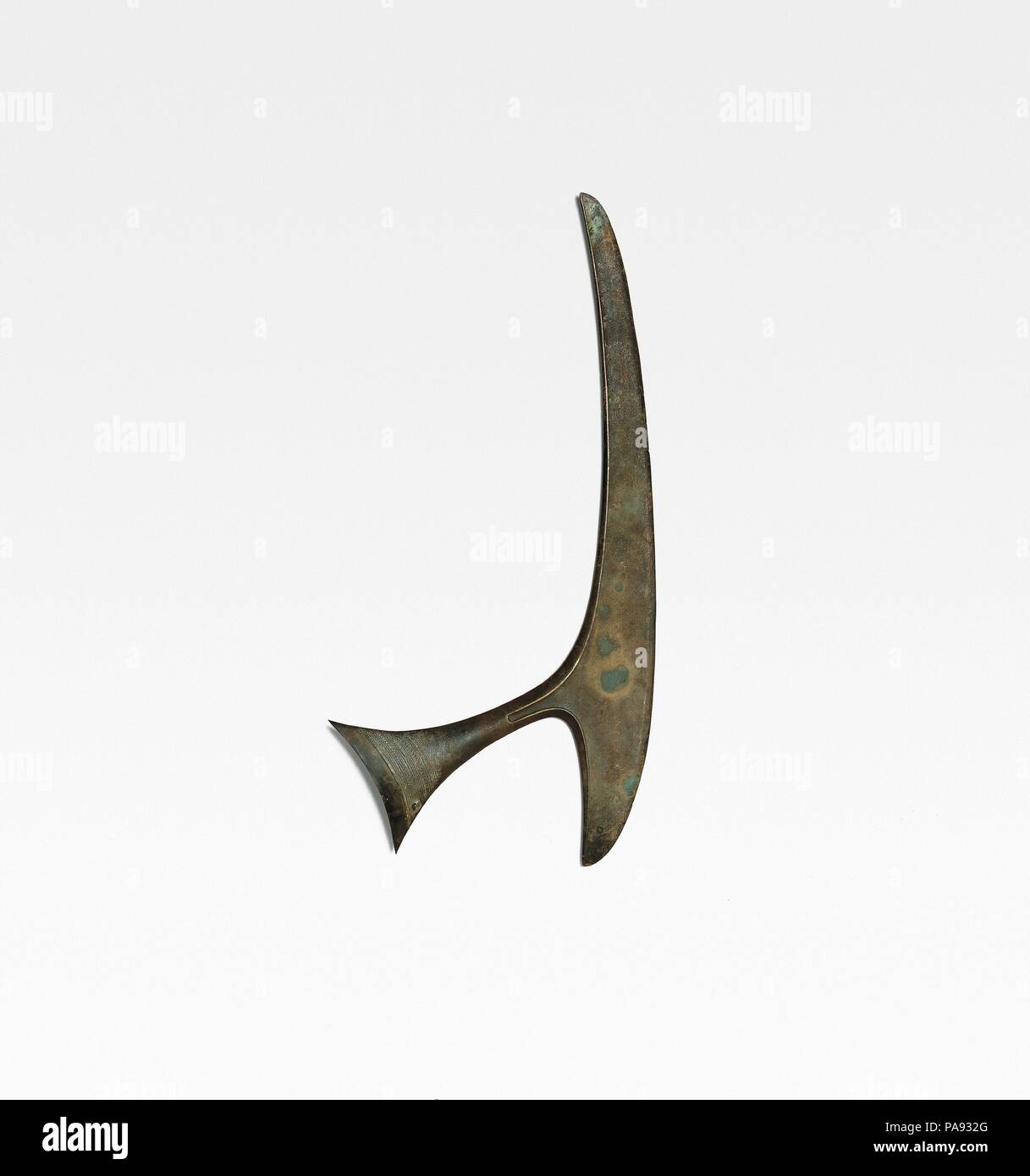 Crescent-Shaped Ax testa (Chandrasa). Cultura: Indonesia. Dimensioni: circa L. 24 a. (61 cm). Data: ca. 500 A.C.-A.D. 300. Il Flamboyant lama curva e posto asimmetricamente presa strombato di questo pezzo sono tipiche delle opere da Java e Sulewasi, prodotte in full size e come miniature e utilizzati come doni funerari e per la cerimonia e il display. Gli assi sono spesso effettuati dai guerrieri piumato raffigurato su tamburi e situlae dalla cultura Dongson del Vietnam, e tardo Dongson ax teste con pediform o barca a guisa sono altri pensava di aver fornito prototipi per l'esagerato exampl Foto Stock