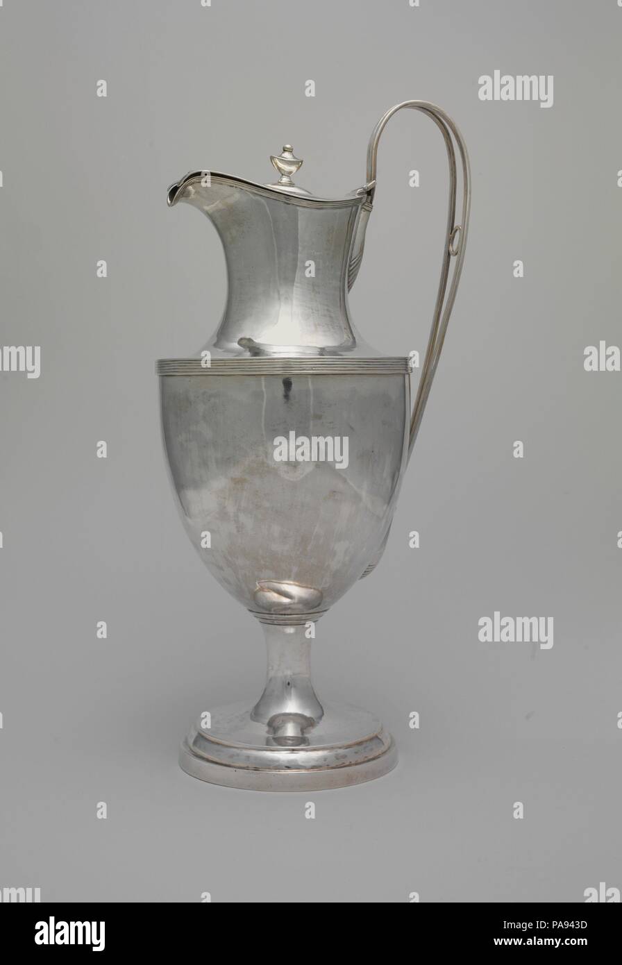 Flagon. Cultura: American. Dimensioni: complessivo: 16 7/16 x 7 1/2 in. (41,8 x 19,1 cm); 45 oz. 19 dwt. 1428.6 (g) piedi: Diam. 5 1/2 in. (14 cm). Autore: Rufus Farnam (active ca. 1796-1833); Henry Farnam (1773-ca. 1833). Data: 1800-1830. Museo: Metropolitan Museum of Art di New York, Stati Uniti d'America. Foto Stock