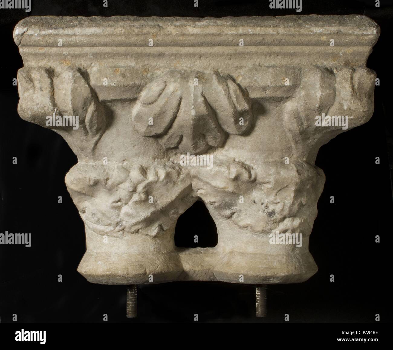 Doppia colonna. Cultura: francese. Dimensioni: in generale (a: capitale): 16 1/2 x 21 3/4 x 13 3/8 in. (41,9 x 55,2 x 34 cm) in generale (b: Base): 8 3/4 x 19 3/8 x 10 3/4 in. (22.2 x 49.2 x 27.3 cm). Data: XIII-XIV secolo. Museo: Metropolitan Museum of Art di New York, Stati Uniti d'America. Foto Stock