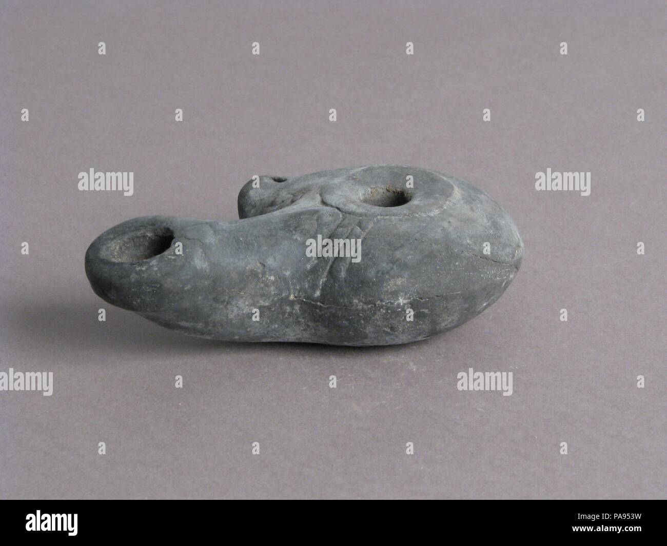 Lampada ad olio. Cultura: copto. Dimensioni: complessivo: 1 1/8 x 3 5/8 x 2 7/16 in. (2,9 x 9,2 x 6,2 cm). Data: 4-VII secolo. Museo: Metropolitan Museum of Art di New York, Stati Uniti d'America. Foto Stock Lampada ad olio. Cultura: copto. Dimensioni: complessivo: 1 1/8 x 3 5/8 x 2 7/16 in. (2,9 x 9,2 x 6,2 cm). Data: 4-VII secolo. Museo: Metropolitan Museum of Art di New York, Stati Uniti d'America. Foto Stock