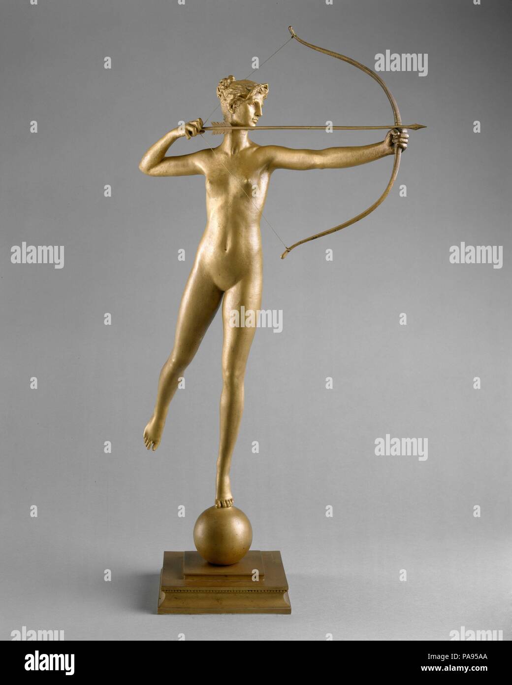 Diana. Artista: Augustus Saint-Gaudens (American, Dublino 1848-1907 Cornish, New Hampshire). Dimensioni: 28 1/4 x 16 1/4 x 14 in. (71,8 x 41,3 x 35,6 cm). Data: 1893-94, cast 1894 o dopo. Dai suoi nobili appollaiarsi su Madison Square Garden's Tower, risplendente dorare Diana' goduto di condizione iconic sulla sullo skyline di New York dal 1892 al 1925. Saint-Gaudens capitalizzati sulla sua fama emettendo tre varianti di riduzioni; in questa seconda versione, l'agile dea, circa per rilasciare la sua freccia, è in bilico sulla cima di una piena orb su due livelli (base una monumentale versione è in vista nel Charles Engelhard Cour Foto Stock