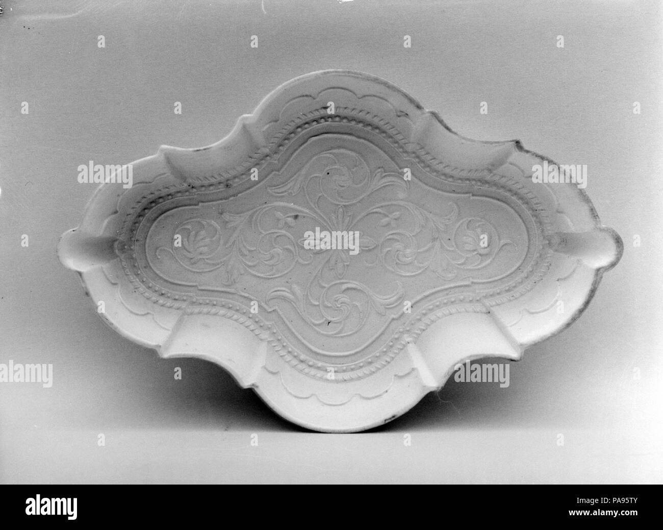 Cucchiaio piatto. Cultura: inglese (il mercato americano). Dimensioni: 6 1/2 x 4 1/8 in. (16,5 x 10,5 cm). Data: 1740-60. Museo: Metropolitan Museum of Art di New York, Stati Uniti d'America. Foto Stock