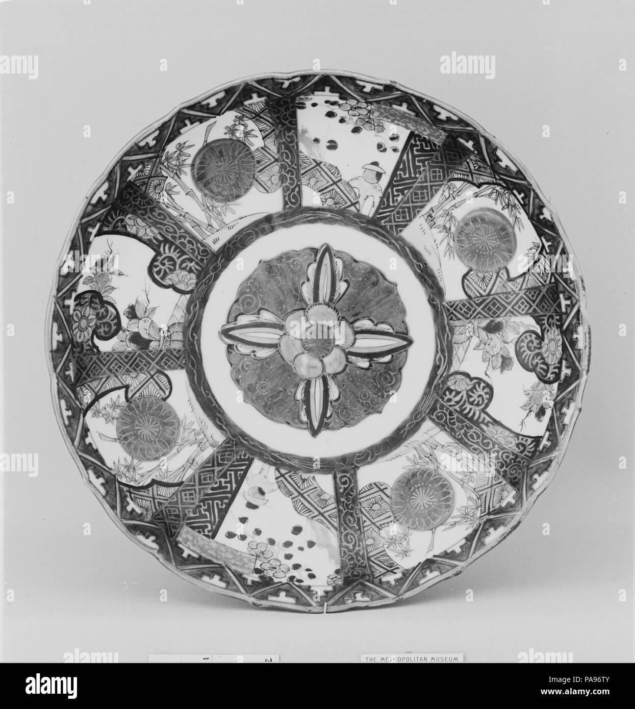 Piastra. Cultura: il Giappone. Dimensioni: diam. 8 3/4 in. (22,2 cm). Data: 1700-1780. Museo: Metropolitan Museum of Art di New York, Stati Uniti d'America. Foto Stock