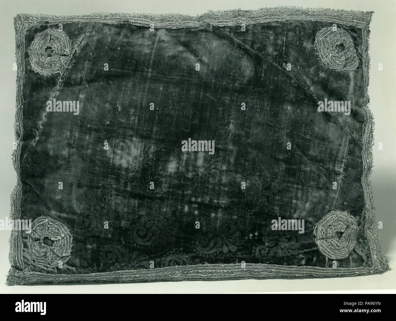 Cuscino. Cultura: Italiano. Dimensioni: 12 1/2 x 17 3/4 in. (32,5 x 44,5 cm). Data: XVI o XVII secolo. Museo: Metropolitan Museum of Art di New York, Stati Uniti d'America. Foto Stock