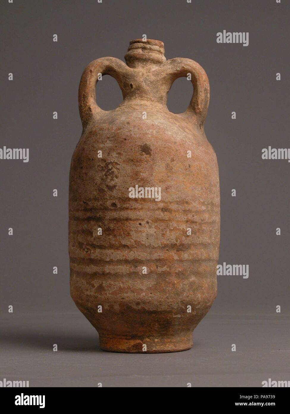 Caraffa. Cultura: copto. Dimensioni: complessivo: 9 7/16 x 4 5/8 in. (23,9 x 11,7 cm). Data: 4-VII secolo. Museo: Metropolitan Museum of Art di New York, Stati Uniti d'America. Foto Stock