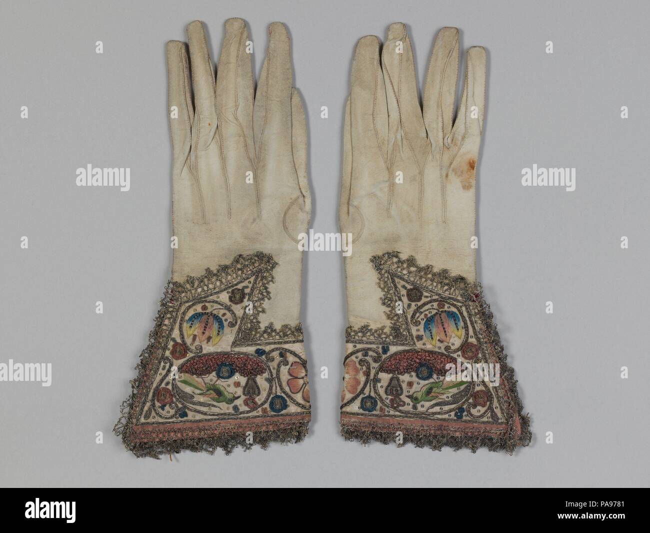 Gloves and gauntlets immagini e fotografie stock ad alta risoluzione - Alamy