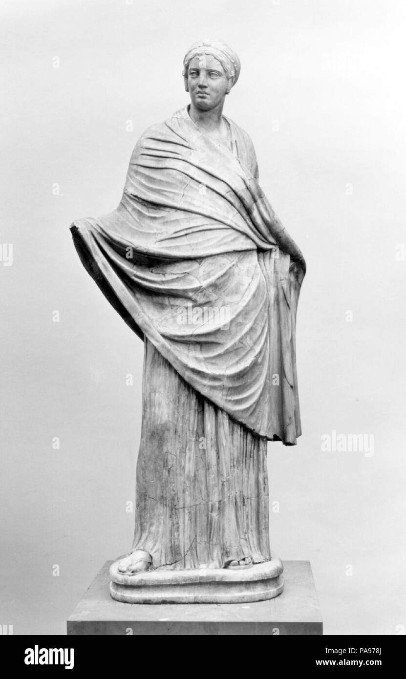 Statua in marmo di una ragazza. Cultura: Romano. Dimensioni: H. con zoccolo 175,3 cm.. Data: 1° o 2° secolo D.C.. Copia o adattamento di un greco del lavoro il III ed il II secolo A.C. Durante il periodo ellenistico, scultori lieto nella resa degli strati di complessi di drappeggi. Questa figura è stata una volta parte della collezione formata dal Marchese Vincenzo Giustiniani a Roma. Museo: Metropolitan Museum of Art di New York, Stati Uniti d'America. Foto Stock