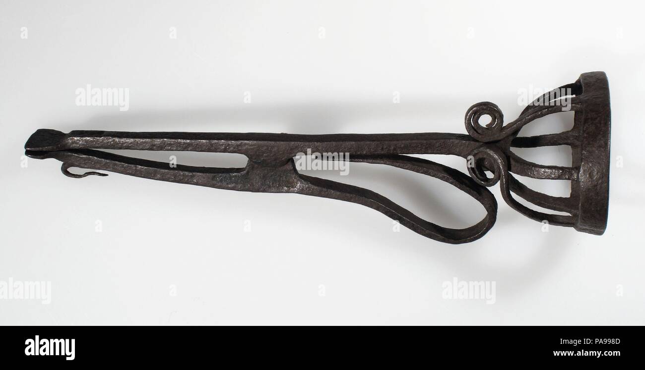 Accendifuoco o carbone Tong. Cultura: europeo. Dimensioni: complessivo: 12 1/2 x 3 1/2 in. (31,8 x 8,9 cm). Data: XV-XVI secolo. Museo: Metropolitan Museum of Art di New York, Stati Uniti d'America. Foto Stock