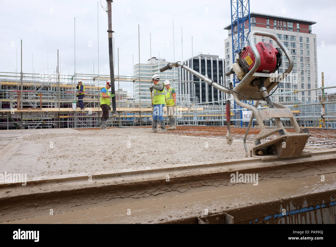 Luglio 2018 - posa di una lastra di cemento su un britannico cantiere Foto Stock