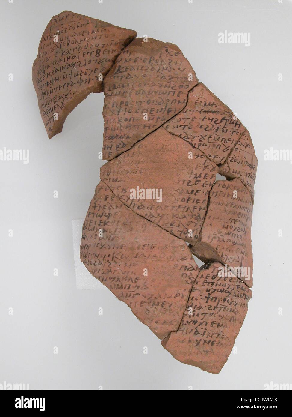 Ostrakon. Cultura: copto. Dimensioni: complessivo: 10 9/16 x 7 5/16 x 3 15/16 in. (26,8 x 18,6 x 10 cm). Data: 7. secolo. Museo: Metropolitan Museum of Art di New York, Stati Uniti d'America. Foto Stock Ostrakon. Cultura: copto. Dimensioni: complessivo: 10 9/16 x 7 5/16 x 3 15/16 in. (26,8 x 18,6 x 10 cm). Data: 7. secolo. Museo: Metropolitan Museum of Art di New York, Stati Uniti d'America. Foto Stock