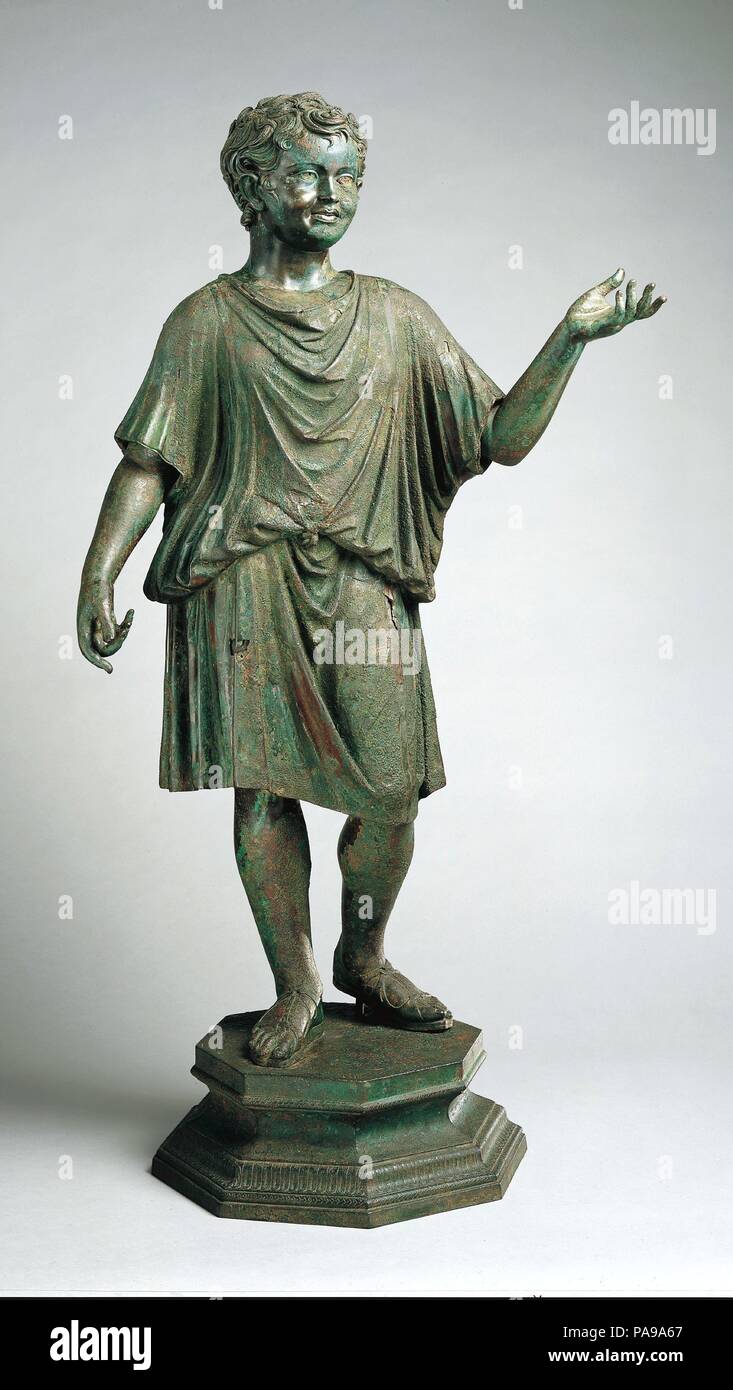 Statua di bronzo di un Camillo (accolito). Cultura: Romano. Dimensioni: H. 46 1/8 in. (117,1 cm). Data: ca. A.D. 14-54. Non appena ha preso il potere, l'imperatore Augusto ha messo in moto un programma volto a ripristinare il tempo onorato i valori di virtù, di onore e di pietà. Culti religiosi sono stati riproposti, templi furono costruiti, cerimonie pubbliche e sacrifici riempito il calendario. Gli uomini di ogni rango ha scelto di essere rappresentata nell'atto di sacrificio pie. Il popolare tipo di scultura visto qui hanno mostrato i ragazzi che hanno servito come accoliti a cerimonie religiose. L'identificazione di questa figura come un Camillo, un partecipare Foto Stock