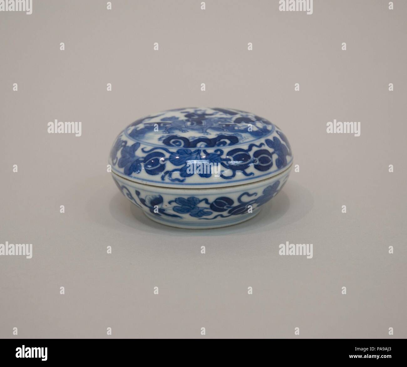 Scatola con coperchio. Cultura: la Cina. Dimensioni: H. 2. (5,1 cm); W. 3 3/4 in. (9,5 cm); Diam. del piede: 2 1/2 in. (6.4 cm). Museo: Metropolitan Museum of Art di New York, Stati Uniti d'America. Foto Stock