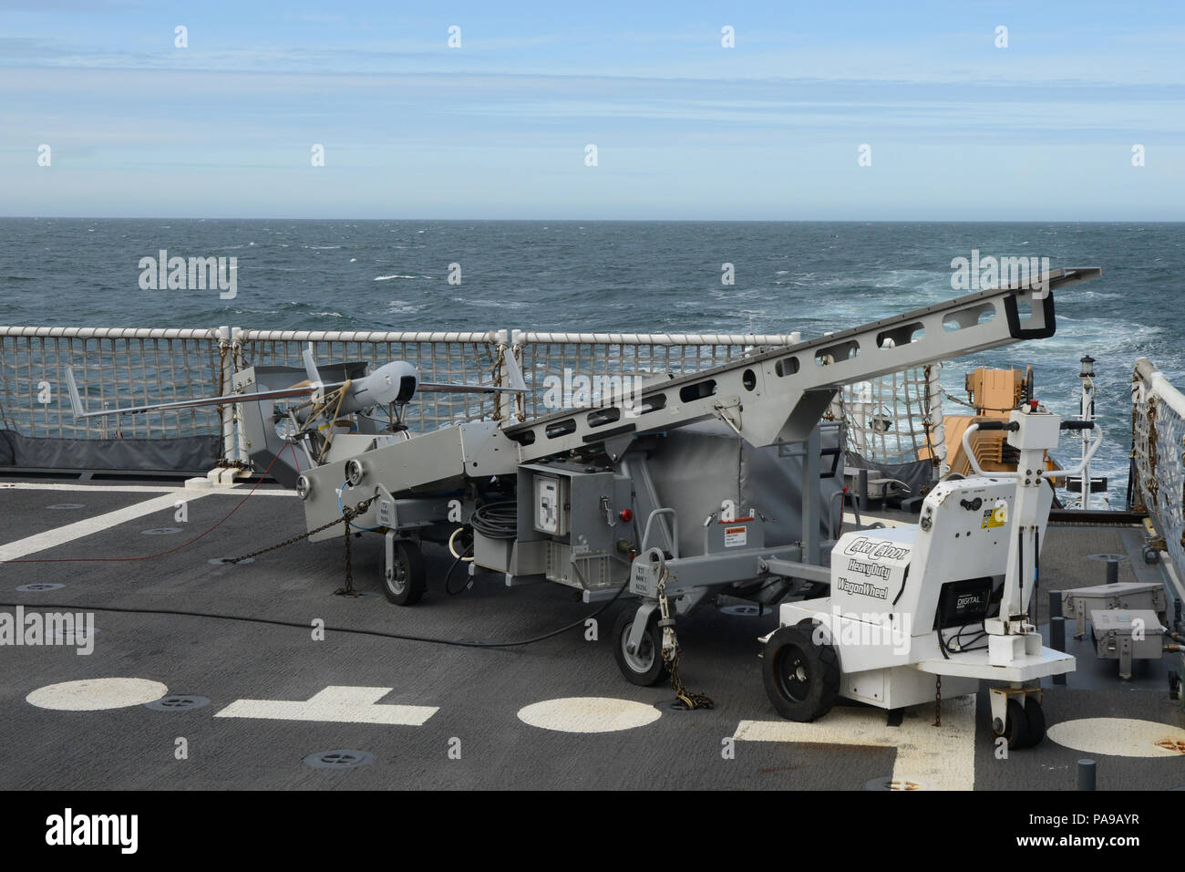 Il piccolo-Unmanned Aerial system, Scansione Eagle, siede pronto per la distribuzione del guardacoste Stratton (WMSL 752) ponte di volo in stretto di Bering, Luglio 9, 2018. Il Stratton's UAS la distribuzione è il primo spiegamento operativo a supporto della Guardia Costiera missioni al di sopra del Circolo Polare Artico. Coast Guard foto di Lt. Brian Dykens. Foto Stock