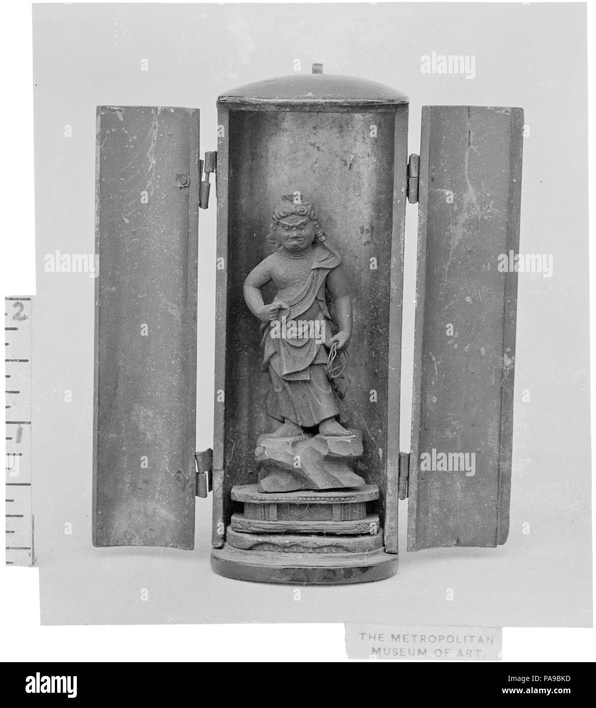 Fudo Myoo nel Santuario portatile. Cultura: il Giappone. Dimensioni: H. 1 7/8 in. (4.8 cm) H. del santuario portatile: 4 a. (10,1 cm). Data: XVIII secolo. Santuari portatile contenente diminutivo sculture Buddista sono frequentemente utilizzati come personale icone devozionali. Questa statua del re di luminosità Fudo "l' immobile è stato una volta di proprietà del famoso grand champion (yokozuna) lottatore di sumo Hitachiyama Taniemon (1874-1922), che hanno visitato gli Stati Uniti e l Europa nel 1907-8. Egli ha combattuto un match wrestling a New York, nel momento in cui egli ha presentato il museo con questo santuario. Fudo sarebbe stata una divinità con cui Foto Stock