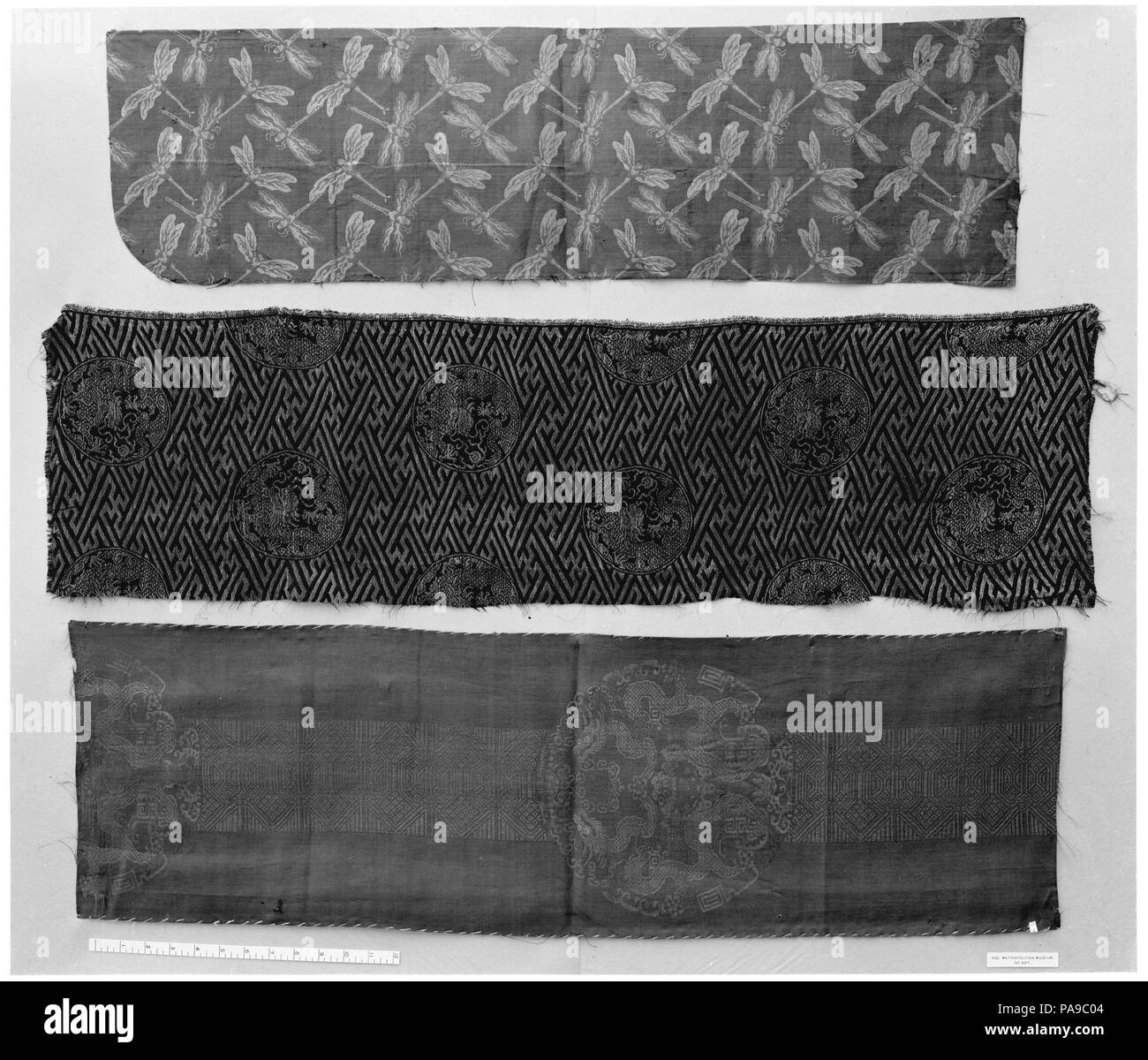 Pezzo. Cultura: il Giappone. Dimensioni: 39 1/2 x 12 in. (100.33 x 30,48 cm). Data: del XIX secolo. Museo: Metropolitan Museum of Art di New York, Stati Uniti d'America. Foto Stock