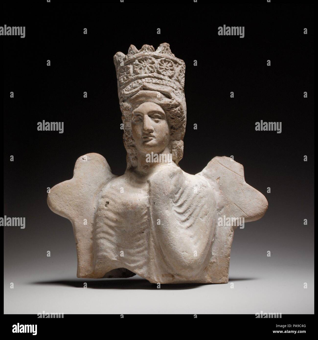 Seduto dea. Cultura: cipriota. Dimensioni: H. 6 7/16 in. (16,4 cm). Data: Del IV secolo A.C. La statuetta, seduto dea del tipo Kition, stampo è realizzata e cava. Il retro è fatto a mano, appiattita, e il controbattitore dietro il copricapo. Questa figurina può essere dalla stessa serie di stampo come il numero di accessione 74.51.1589, ma è più grande e quindi devono essere in precedenza. Museo: Metropolitan Museum of Art di New York, Stati Uniti d'America. Foto Stock