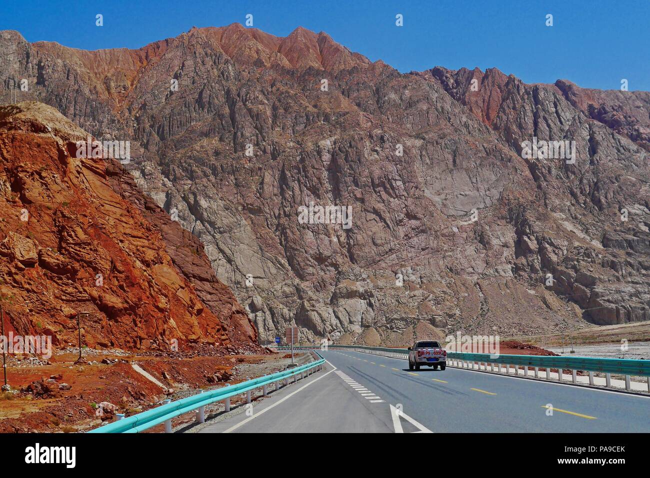 La buona strada asfaltata condizioni e splendida vista panoramica della Karakoram Highway (Cina) Sezione nello Xinjiang. Foto Stock