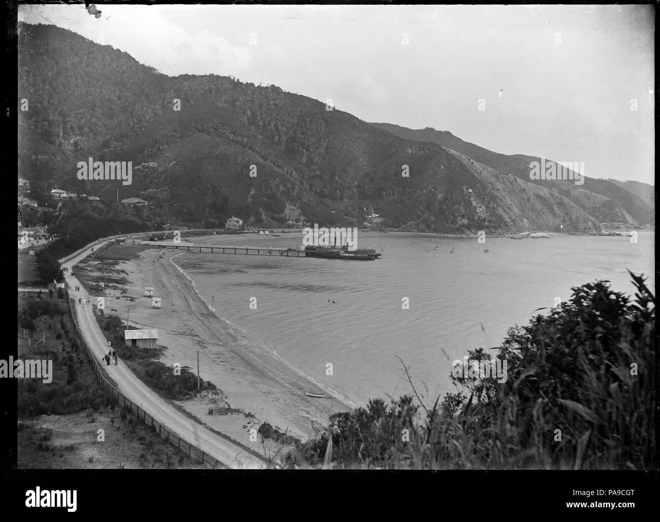 189 giorni affacciato sulla baia con spiaggia, balneazione capannoni, la baia e il molo e la strada principale di Eastbourne. ATLIB 283636 Foto Stock
