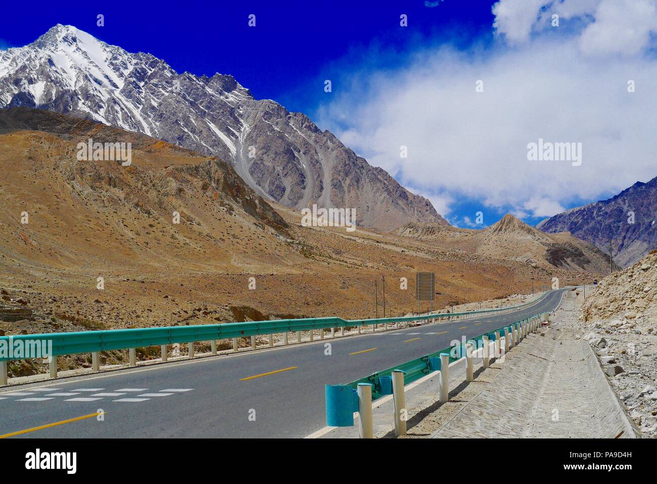 La buona strada asfaltata condizioni e splendida vista panoramica della Karakoram Highway (Cina) Sezione nello Xinjiang. Foto Stock