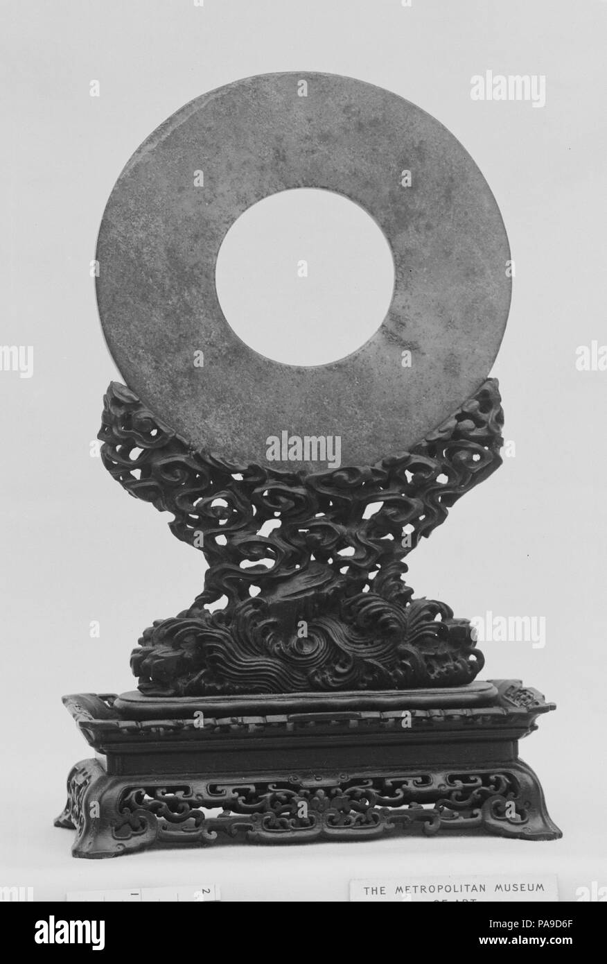 Disco: emblema del cielo. Cultura: la Cina. Dimensioni: diam. 6 a. (15,2 cm); Th. 3/16 in. (5 cm). Museo: Metropolitan Museum of Art di New York, Stati Uniti d'America. Foto Stock