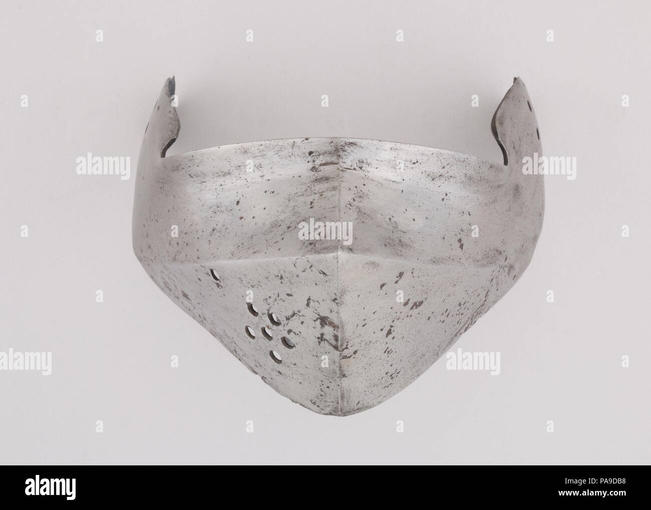 Visiera per un Armet. Cultura: Italiano. Dimensioni: H. 7. (17,8 cm); W. 8 1/4 in. (21 cm); D. 9 1/4 in. (23,5 cm); Wt. 1 lb. 6 oz. (623.7 g). Data: ca. 1475. Museo: Metropolitan Museum of Art di New York, Stati Uniti d'America. Foto Stock