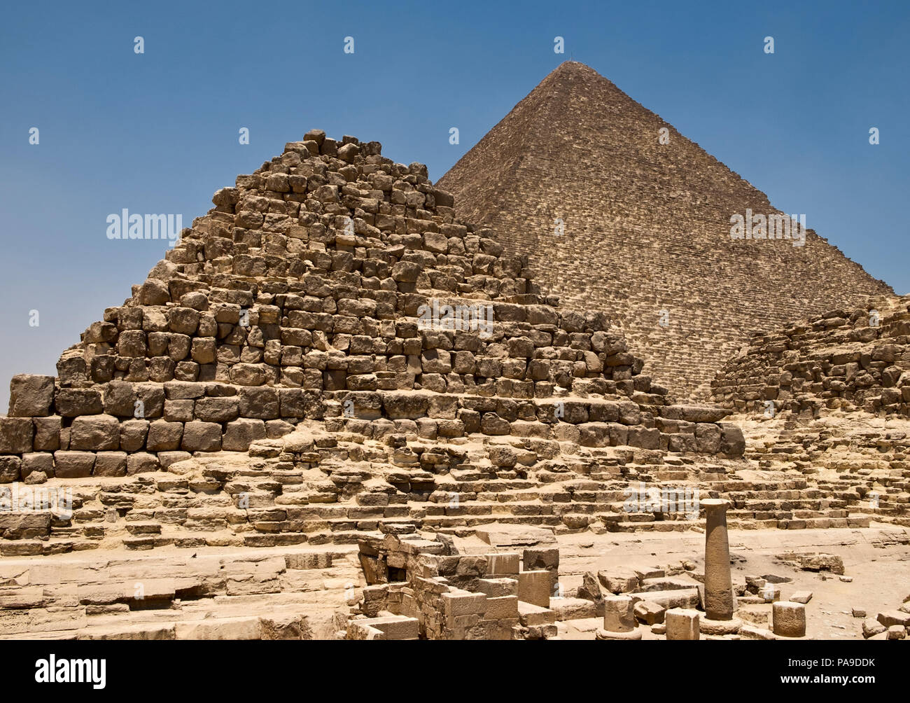 Piramide di Cheope e orientale, le piramidi di Giza in Egitto Foto Stock