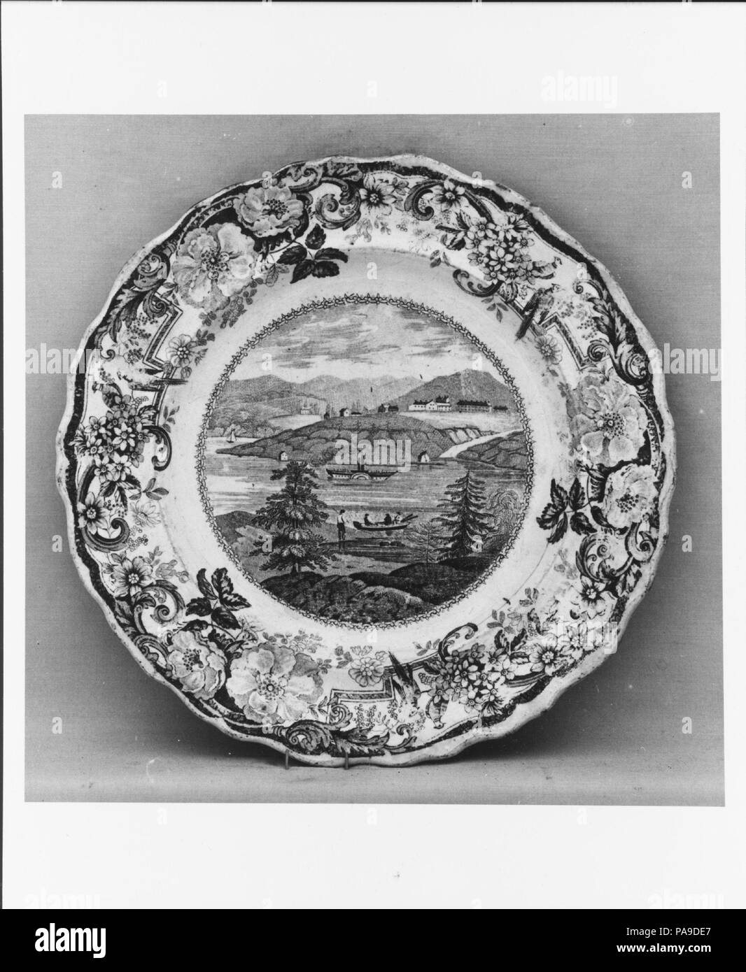 Piastra. Cultura: inglese (il mercato americano). Dimensioni: diam. 7 7/8 in. (20 cm). Autore: James e Ralph bugne (British, Cobridge, Stoke-on-Trent, active ca. 1818-36). Data: ca. 1825-ca. 1834. Museo: Metropolitan Museum of Art di New York, Stati Uniti d'America. Foto Stock