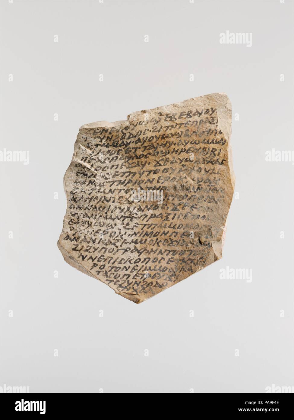 Ostrakon con un epistola di Severos, Vescovo di Antiochia. Cultura: copto. Dimensioni: complessivo: 3 13/16 x 4 1/8 x 7/8 in. (9,7 x 10,5 x 2,3 cm). Data: dopo 508-640. Ostraca sono testi scritti su rotte in ceramica, che sono stati impiegati quando la pergamena non era disponibile o troppo costoso. A Epifanio un gran numero di ostraca furono scoperti nel monastero, inclusi nella sua cumuli di rifiuti; essi registrano i versi biblici, documenti legali, Sermoni, conti finanziari, testi di scuola e lettere di richiesta di assistenza e preghiere. Alcune rivelano che anche a sud del confine dell'Impero, le persone sono state s Foto Stock