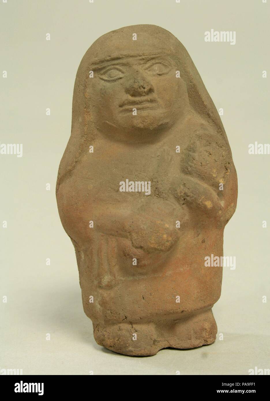 Ceramica permanente figura con il bambino. Cultura: Moche. Dimensioni: H x W: 4 3/8 x 2 1/2 in. (11.1 x 6.4cm). Data: 3a-5a secolo. Museo: Metropolitan Museum of Art di New York, Stati Uniti d'America. Foto Stock