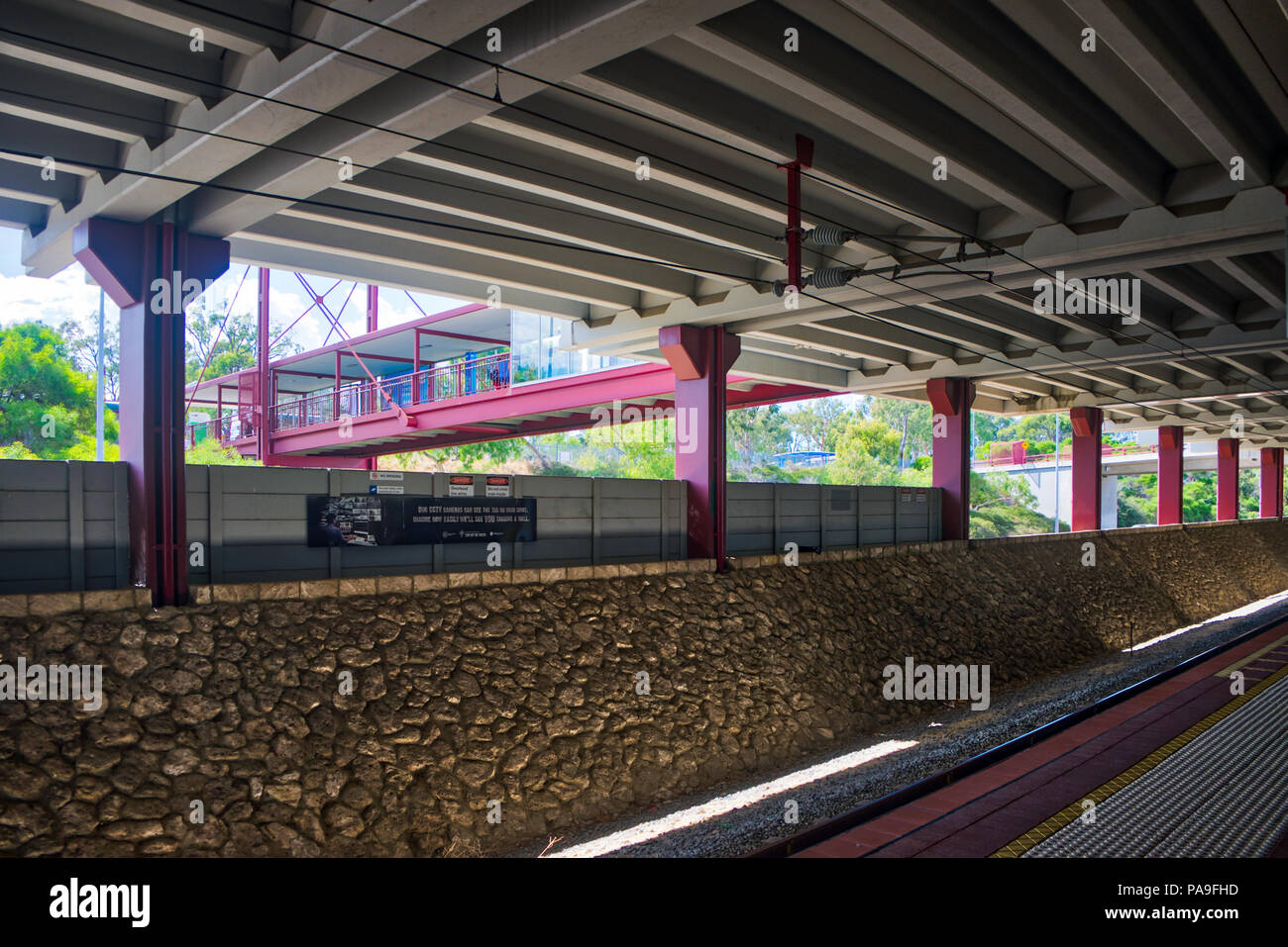 Whitfords stazione ferroviaria prospettiva estrema con raggi solari da sinistra Foto Stock