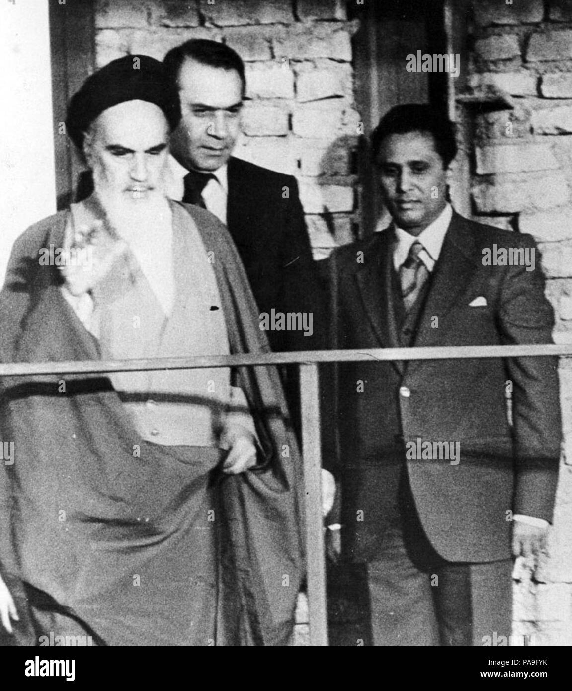 223 Ruhollah Khomeini entra Jamaran con Ghotbzadeh - 1980 Foto Stock