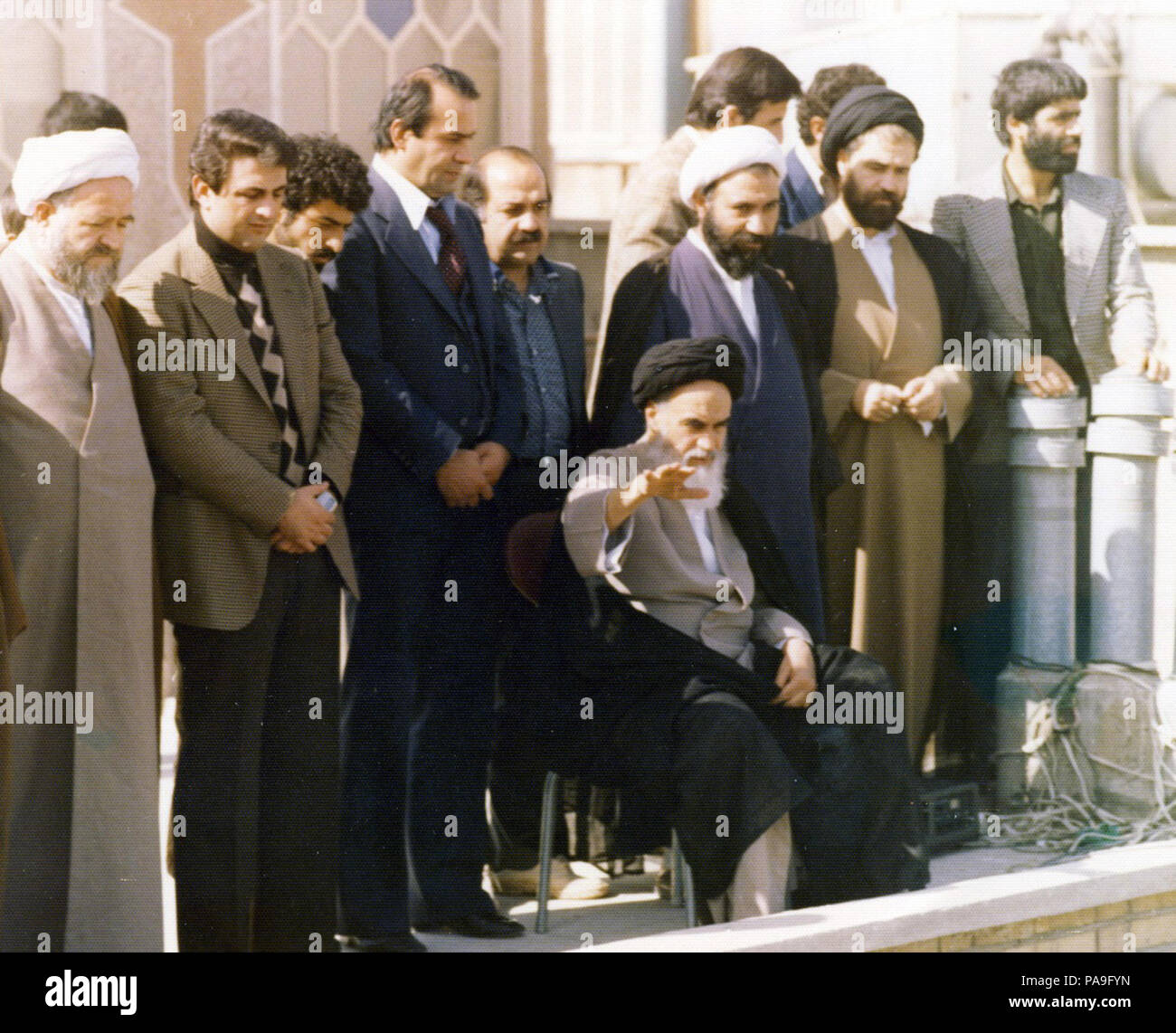 223 Ruhollah Khomeini sul tetto della sua residenza, Qom Foto Stock
