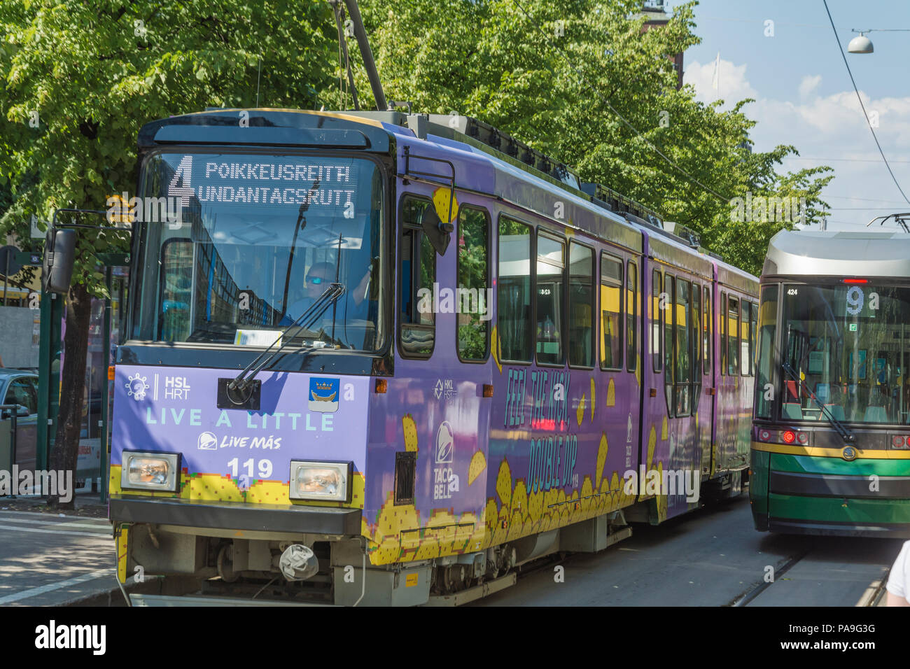Tram alla fermata del tram Mannerheimintie Street a Helsinki, Finlandia Foto Stock