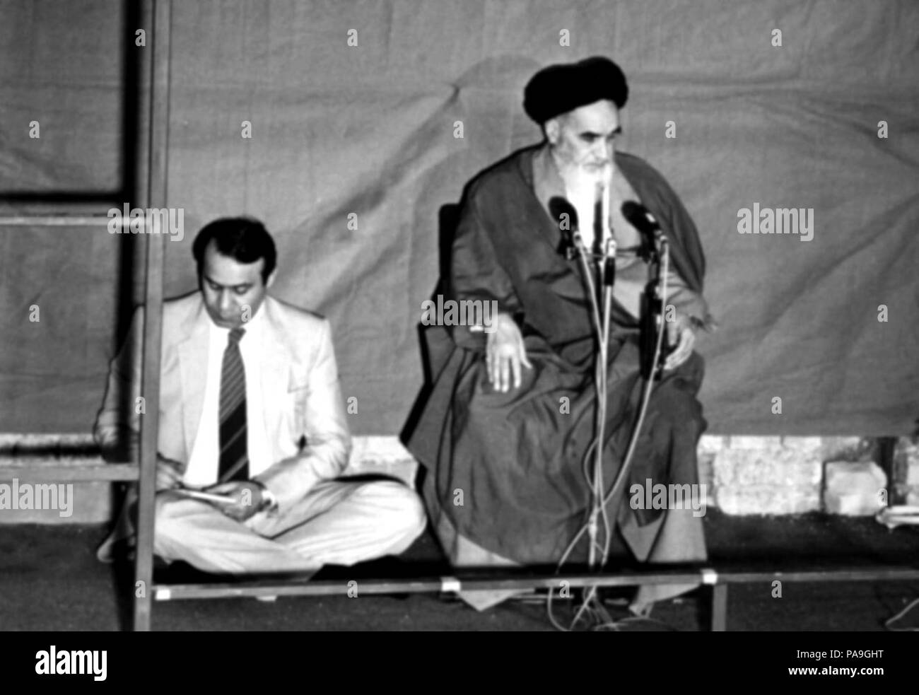 225 Sadegh Ghotbzadeh seduto accanto a Ruhollah Khomeini - 1980 Foto Stock