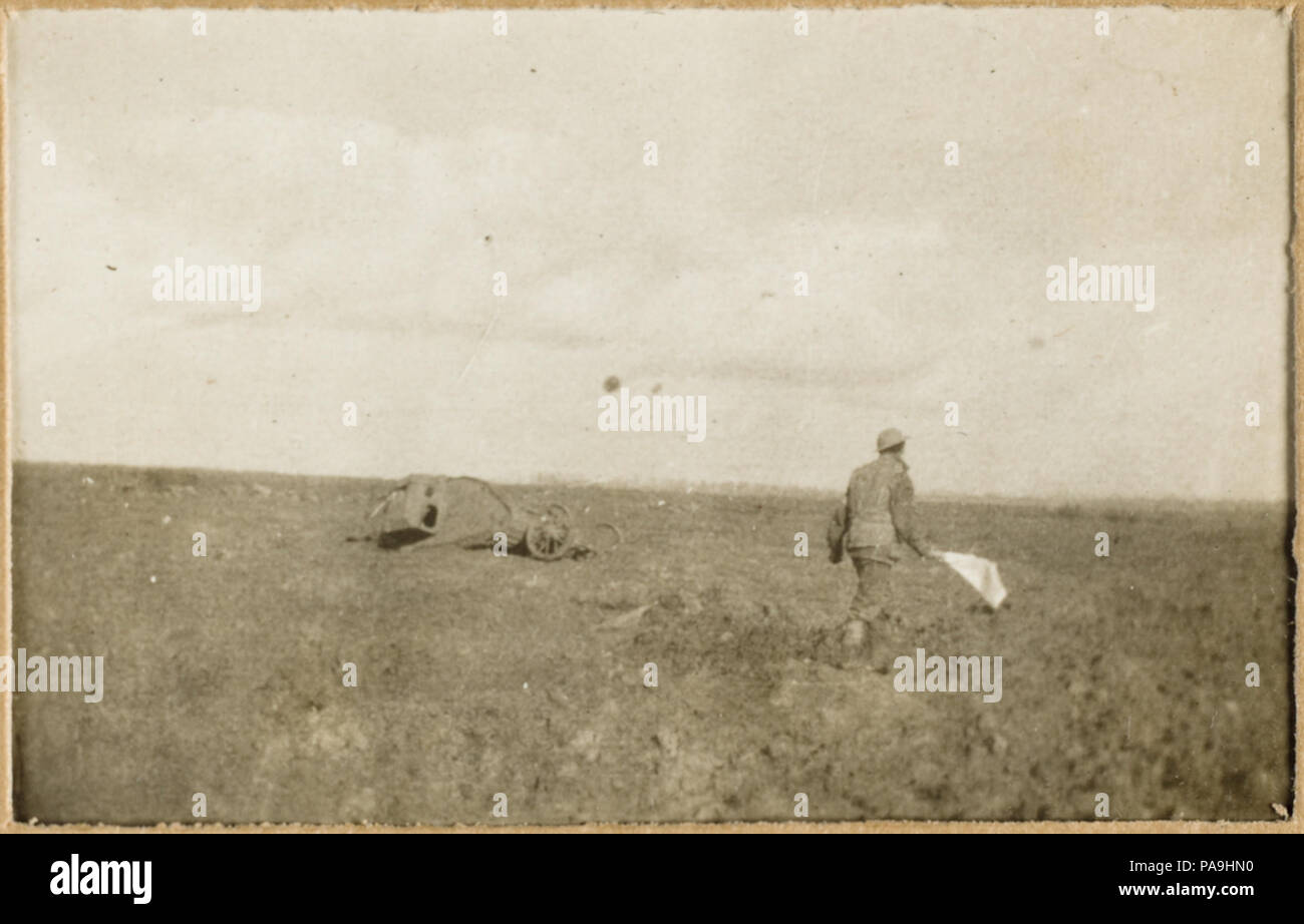 235 1032793 SLNSW 27 cercando feriti sotto la protezione di una bandiera bianca 1916 Foto Stock