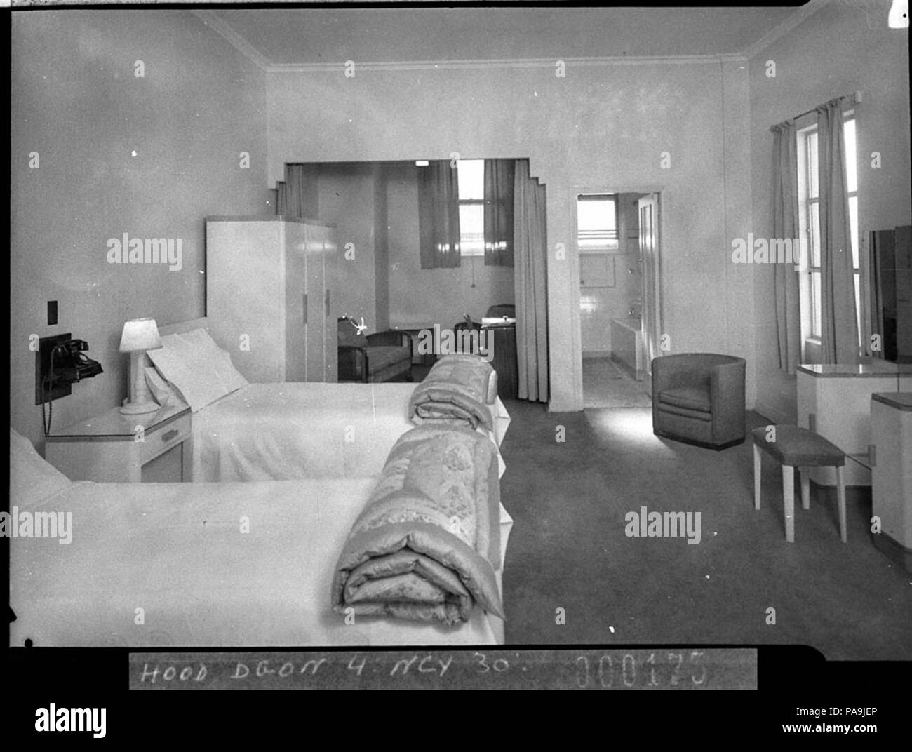 237 SLNSW 11917 in una delle camere da letto che mostra il bagno e letti singoli Wentworth Hotel Brewster Manderson architetti Foto Stock