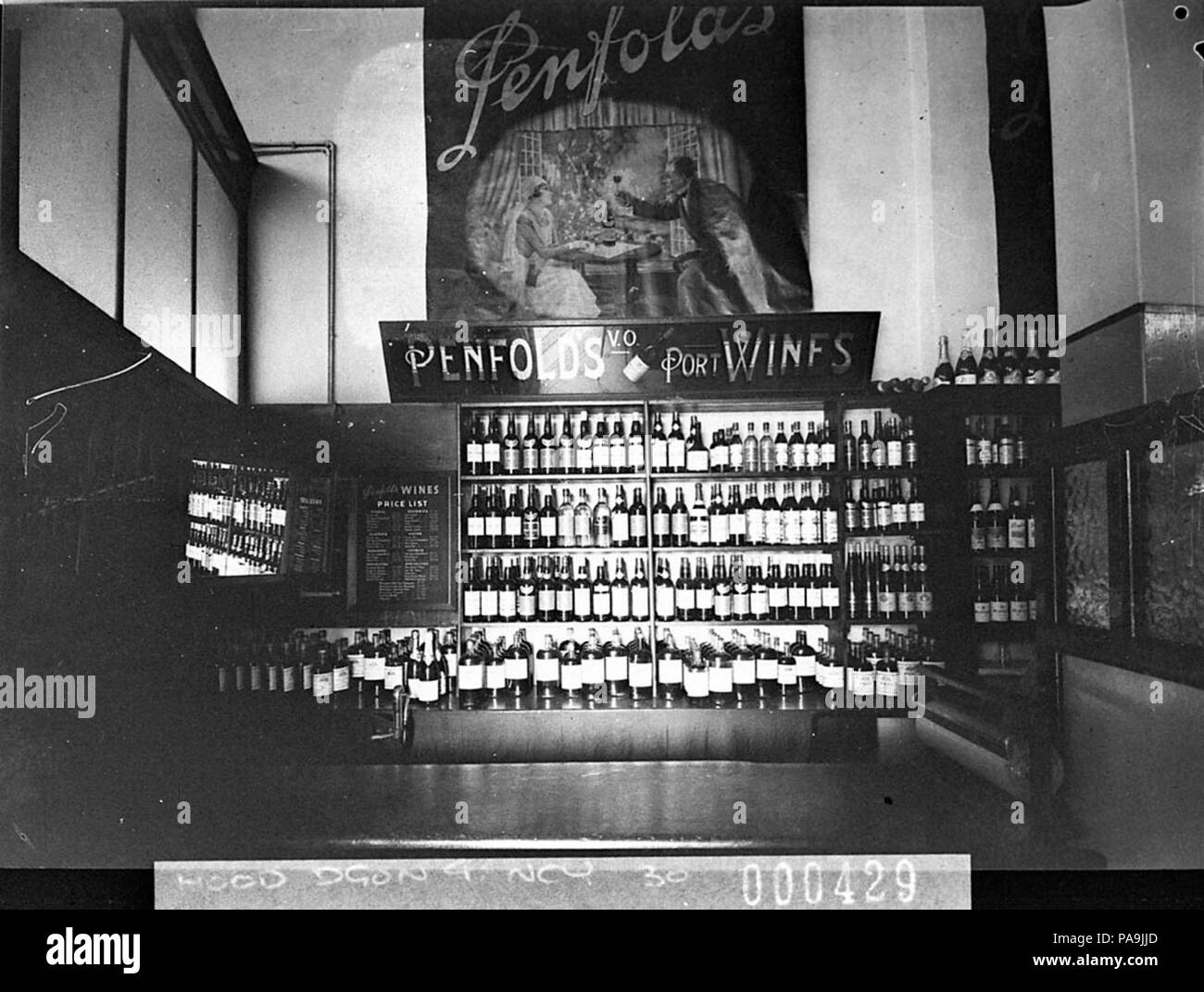 237 12176 SLNSW Penfolds vini display in un wine bar Foto Stock