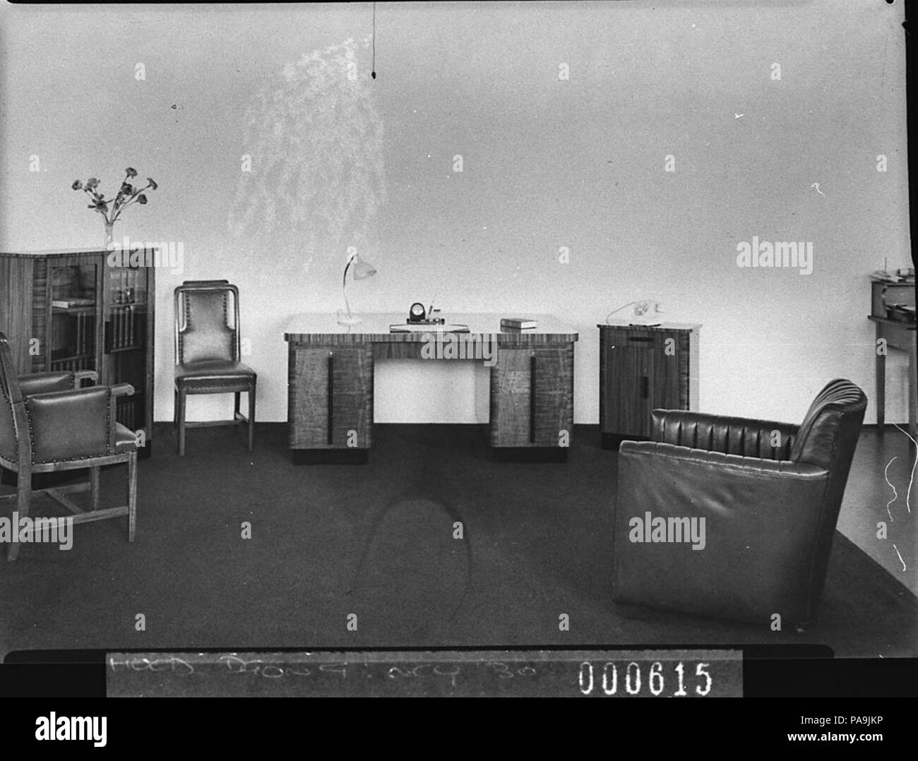 237 12322 SLNSW sedia girevole una scrivania e due sedie per ufficio grazia Bros display Foto Stock