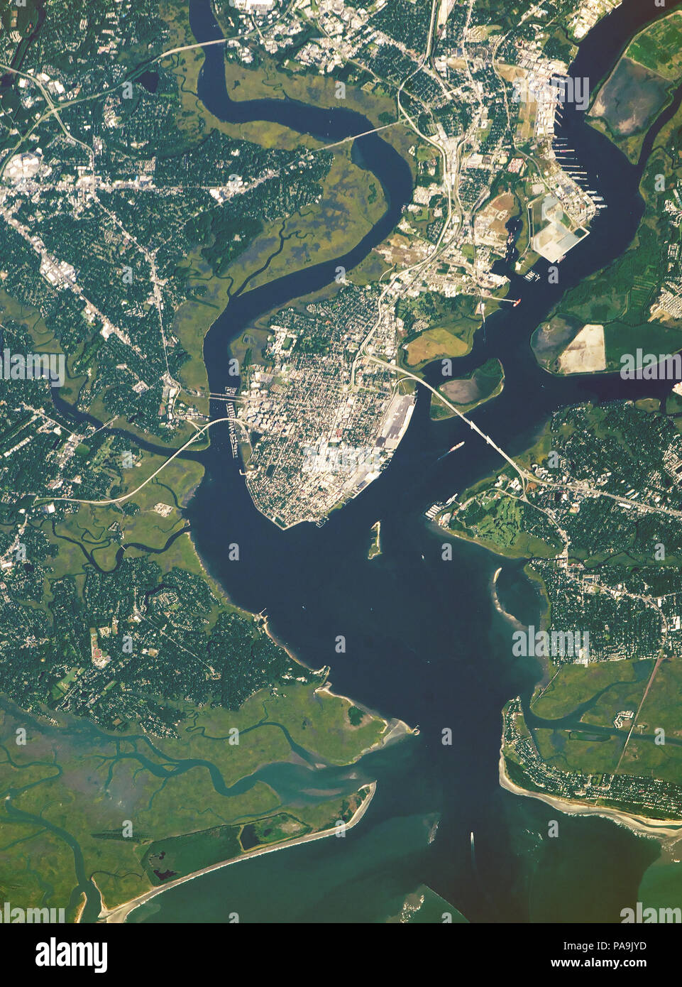 Satellite della NASA immagine sopra la città di Charleston, South Carolina, USA la confluenza di Ashley, Cooper, Wando, fiumi il 7 giugno 2018 Foto Stock