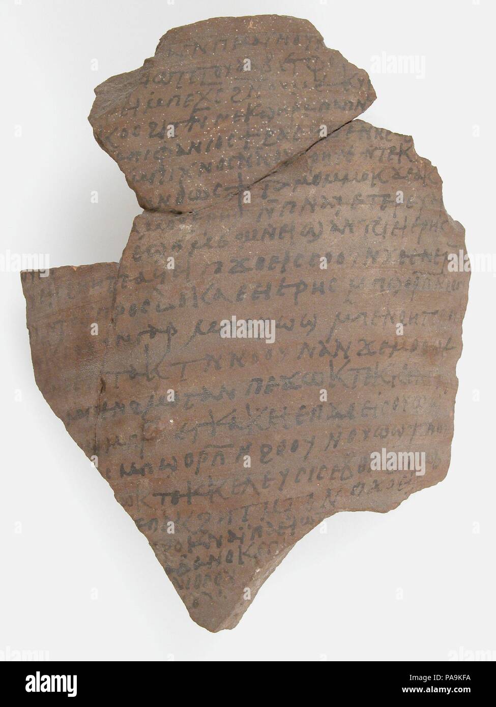 Ostrakon con una lettera da Papnoute ed Epifanio di Ciriaco. Cultura: copto. Dimensioni: 4 15/16 x 2 1/2 in. (12,5 x 6,3 cm). Data: 600. Museo: Metropolitan Museum of Art di New York, Stati Uniti d'America. Foto Stock