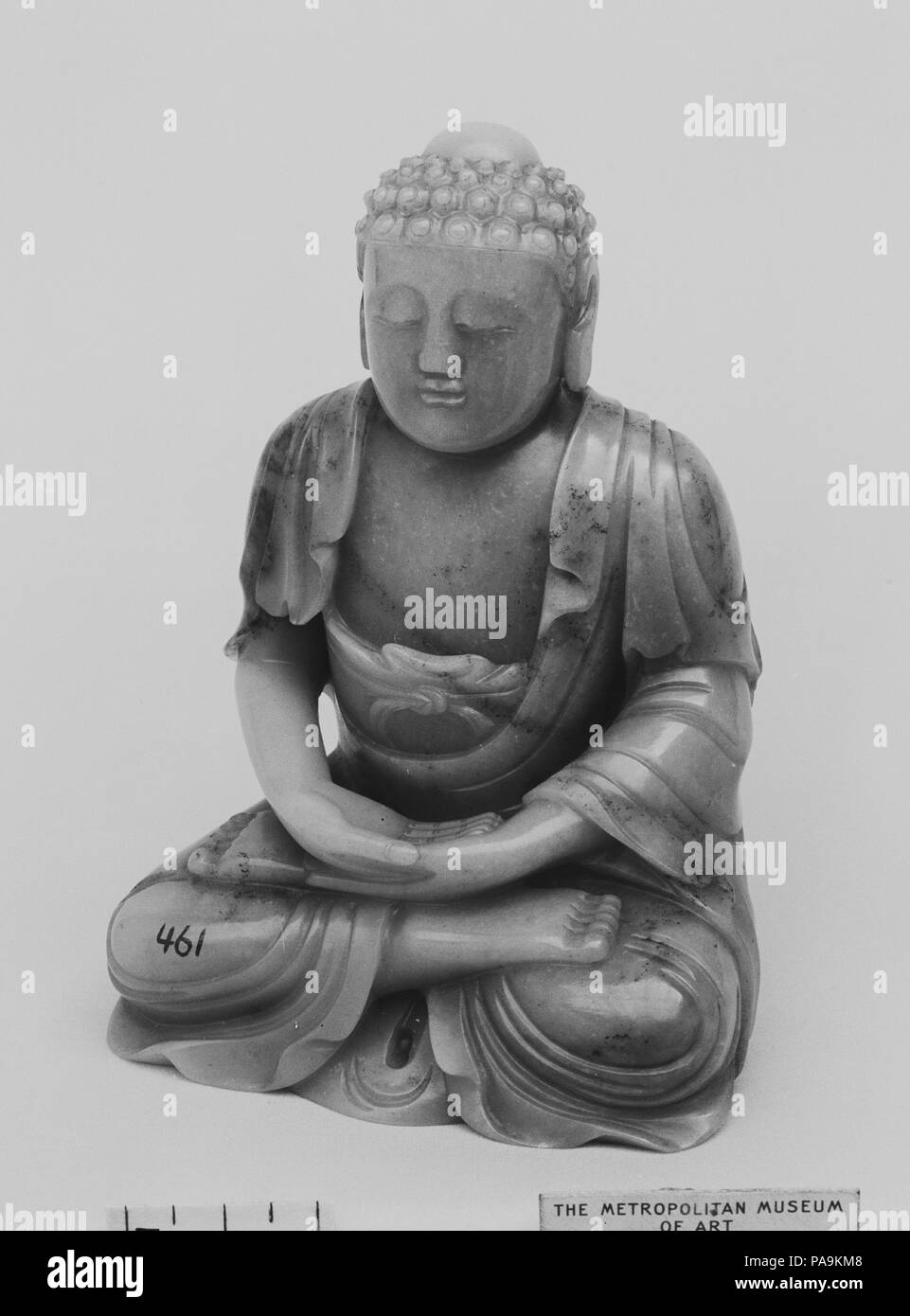 La figura del Buddha Sakyamuni. Cultura: la Cina. Dimensioni: H. 5 5/16 in. (13,5 cm); W. 3 3/4 in. (9,5 cm); L. 2 3/4 in. (7 cm). Museo: Metropolitan Museum of Art di New York, Stati Uniti d'America. Foto Stock