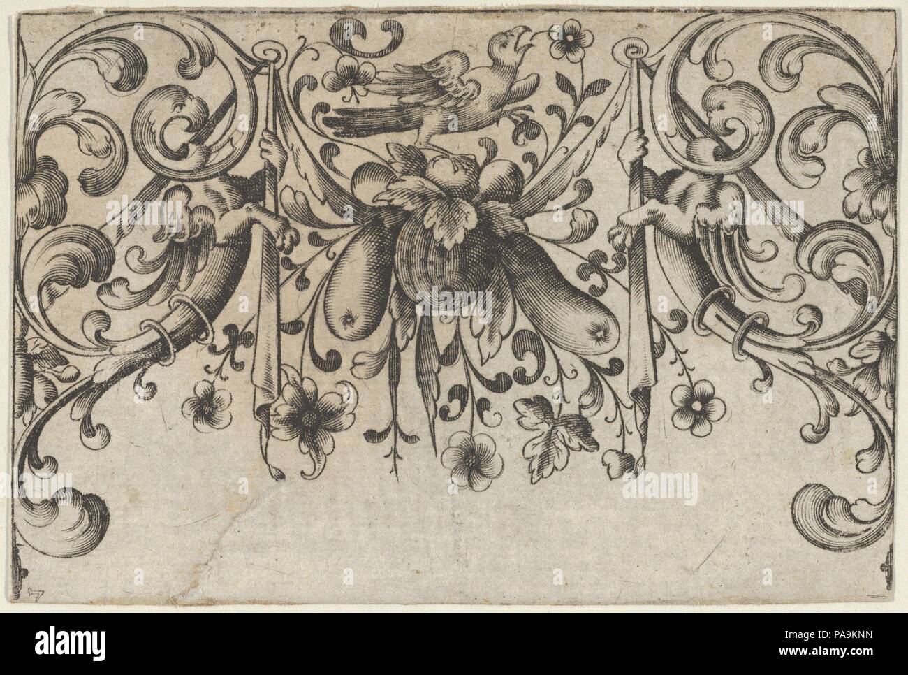 Design per Silverwork con ghirlande, uccelli e motivi a grottesche. Artista: Hieronymus Bang (tedesco, Osnabrück 1553-1630 Norimberga). Dimensioni: foglio: 2 15/16 × 4 5/16 in. (7,4 x 10,9 cm). Data: ca. 1568-1633. Progettazione di ornamento con un uccello in piedi su un bushel di frutta, rivolto verso destra e permanente sulla gamba destra e al centro. Sul lato destro e sinistro, a grottesche con viticci in forma di uccello e teste di leone alato corpi. Museo: Metropolitan Museum of Art di New York, Stati Uniti d'America. Foto Stock