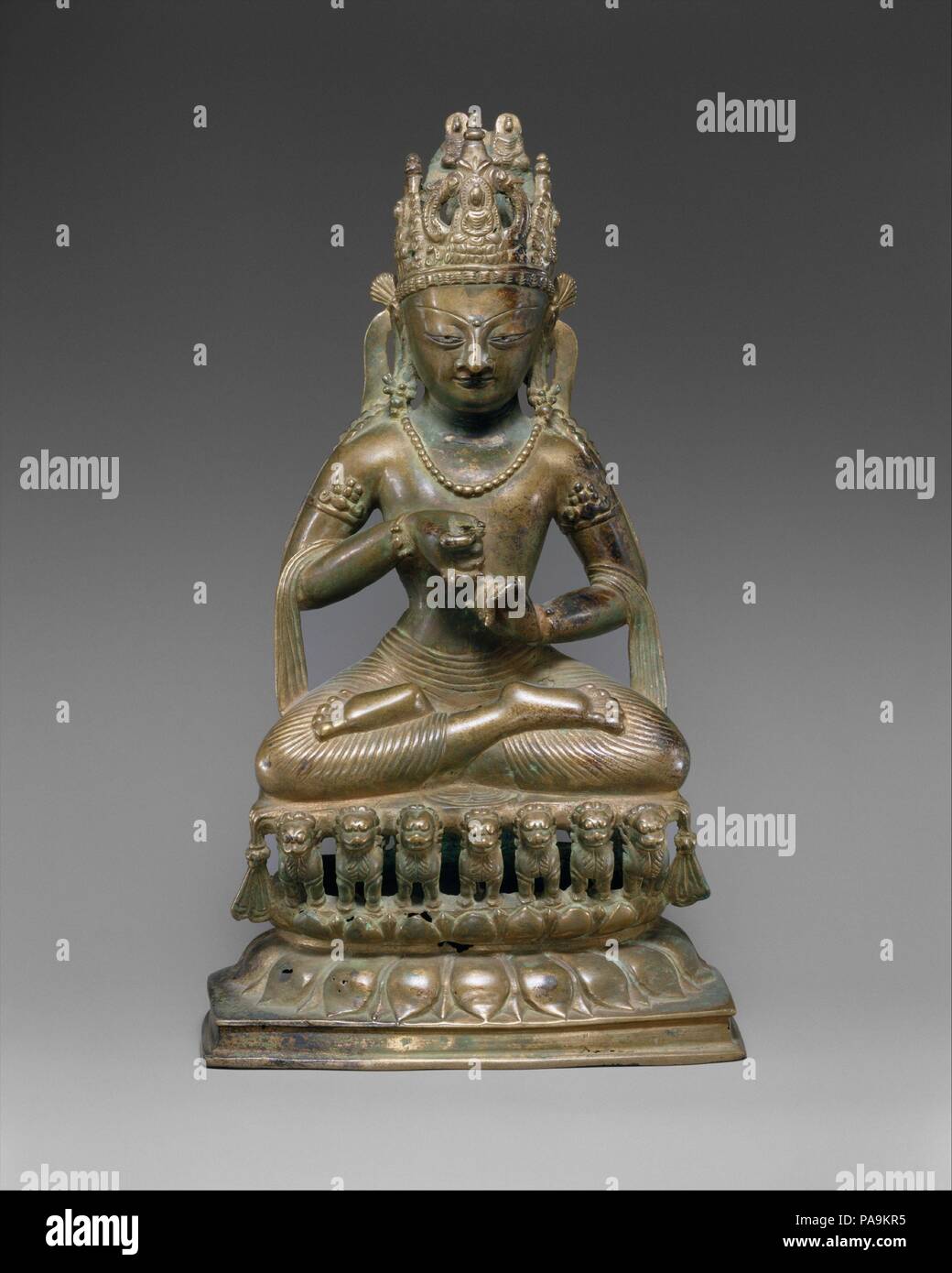 Vairochana, il Buddha trascendente del Centro. Cultura: Pakistan (eventualmente Gilgit regione). Dimensioni: H. 13 a. (33 cm); W. 7 7/16 in. (18,9 cm); D. 3 7/16 in. (8.7 cm). Data: 9th-inizio del X secolo. Vairochana è la divinità che presiede nel gruppo dei cinque Buddha trascendente del buddhismo esoterico. I Lions sono i suoi supporti tradizionali. . Museo: Metropolitan Museum of Art di New York, Stati Uniti d'America. Foto Stock